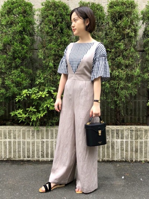 夏のギンガムチェックスタイル

夏らしさを感じる、ギンガムチェックのトップスをメインにコーディネート。
甘くなりすぎないように、リネンのオールインワンを合わせて大人っぽくしました。

モデル身長：155～159