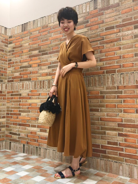 【梅雨の時期のご旅行に】
本日は1枚でサラっと着て頂けるワンピースのご紹介♪
 
カシュクールの今年らしさと、夏過ぎないお色味・素材感で上品なコーデに☆
 
太めのウエスト切り替えでベルトなしでもお使いいただけます！