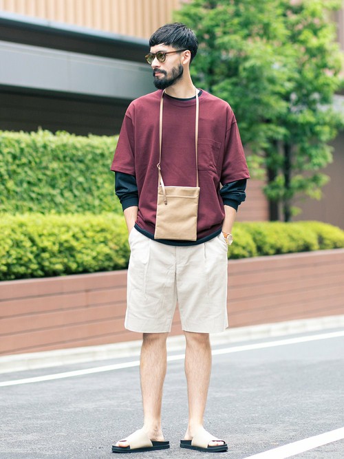 ＜BEAUTY&YOUTH＞が今シーズン提案する樽型Tシャツはルーズに見えない程良いビックシルエットが特徴です。
一枚着は勿論のことロンTとレイヤードしてショーツと合せるも良し。
トレンドのサコッシュやサングラスなどの小物もコーディネートのポイントにお勧めです。