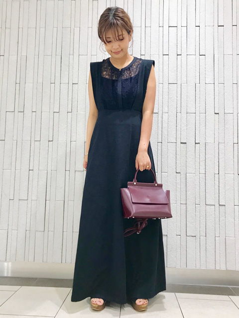 大人カジュアルにぴったりなサスペンダー付きのロングスカートです。
ハイウエストでとまるのでロングスカートでもバランス良く着て頂け、
腰周りをすっきり見せてくれます。
Ｔシャツでカジュアルに着ても可愛いですし、レースブラウスでフェミニンに着るのも
おすすめです♪