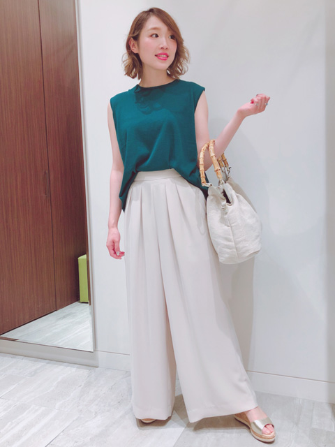 本日は、夏のお出かけ、通勤、秋物コーデなど、なんでも使えるボトムのご紹介です☆
とろんと柔らかく、薄すぎない生地で、トップスよってコーディネートの幅が広がる1着です。
裏地もあるので秋までしっかり着られます♪