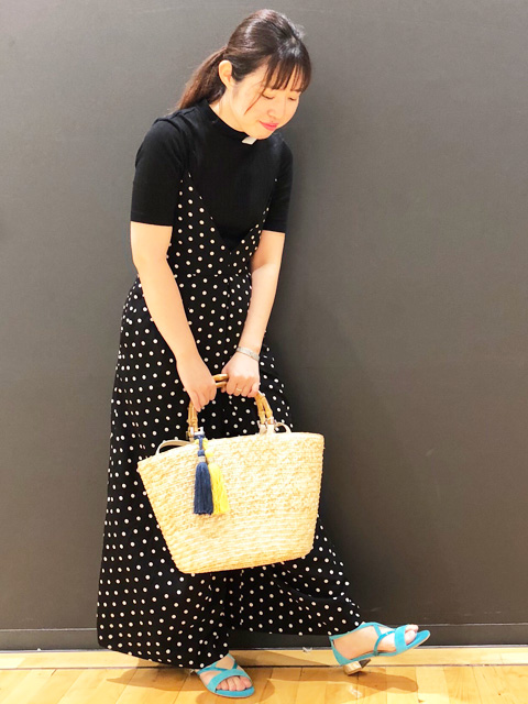 本日ご紹介する商品はAU BANNISTERのメタルヒールフラットサンダルです。
甲にクロスにかかったラインが足をきれいに見せてくれて、
メタルヒールがアクセントになってくれるサンダルです。
 