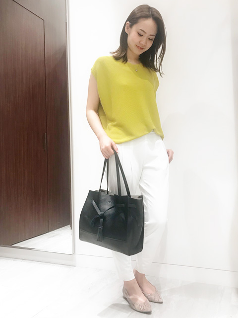 本日は新作トップスのご紹介です☆
この暑い時期にピッタリなカラー、素材感のトップスになっております！！オフホワイトのパンツと合わせて涼しげに。
