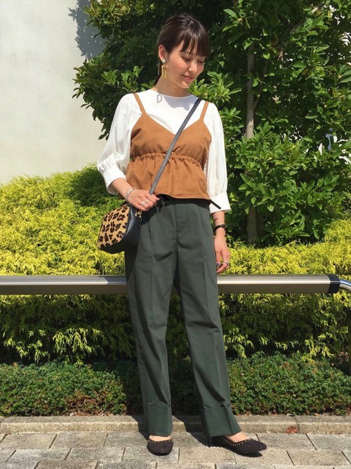 キャミブラウス×パンツスタイル

秋カラーのキャミブラウスにグリーンのパンツを合わせたスタイル。
トレンドのスタッズシューズや秋らしい小物でまとめました。

ブラウス(SIZE:FREE)パンツ(SIZE:38)シューズ(SIZE:24.5㎝)

Model:160～164cm