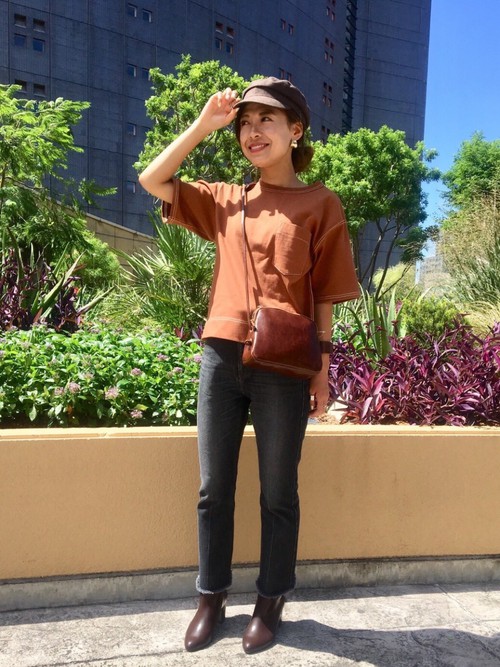 秋を感じさせるブラウンのグラデーションコーデです。
ブルーデニムではなくブラックデニムで少し女性らしい印象に。

Model：160～164cm