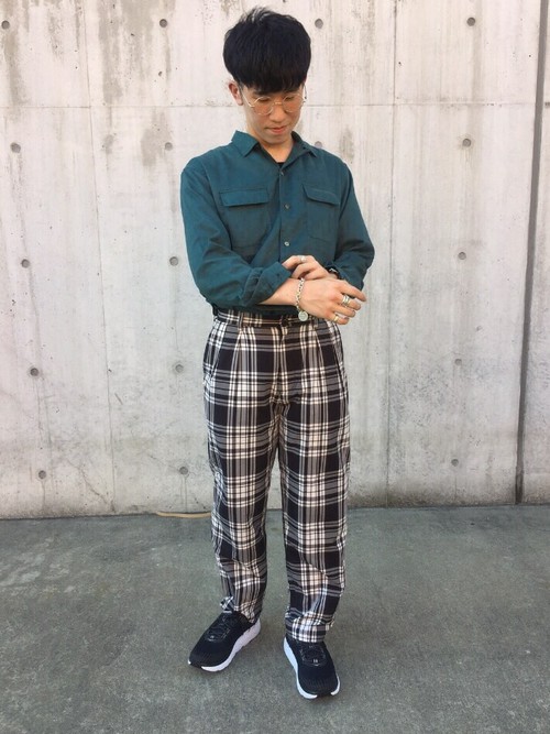 ブリティッシュコーデ

イギリスのお坊ちゃんコーデ。 
パンツは絶妙なシルエットに加え、伝統的なタータンチェックの柄が魅力的な1本です。 

Model：170～174cm