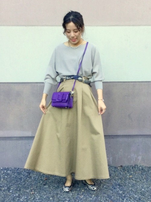 小物をきかせたのワントーンスタイル

秋らしくベージュのワントーンでコーディネートし、足元はレオパードでアクセントをいれました。
また、パープルのバッグやコンチョのベルトをすることで甘すぎない印象に仕上げました。

Model：155～159cm