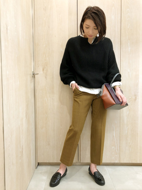 ボリューム袖のスキッパーニットにシャツを
レイヤーﾄﾞさせ、グレンチェックのパンツと合わせた
トレンド感のあるオフィスカジュアルコーデ♪
パンツは裏起毛素材で暖かくウエストゴムで楽な履き心地です。