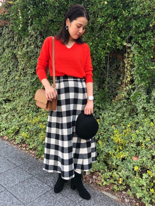 パンチの効いたビビットなカラーのニットをメインにしながらも他のアイテムで落ち着いたスタイリングに仕上げました！
ニットの首元の空き具合、スカートのフレア加減が抜群です◎ 

model:160~164cm