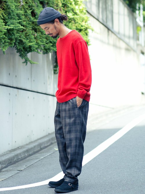 ざっくりとした畔編みのニットはコットンベースなので通年性の高いアイテム。
インナーとしても着易いので発色の良い赤も取り入れやすいはず。

モデル：175～179cm