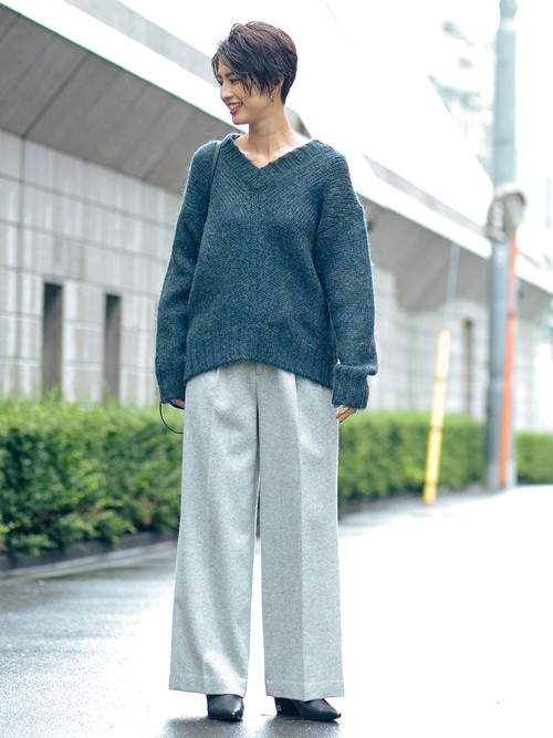 ボリューム感のあるニットとワイドパンツの重めな着こなしは、今の季節にぜひトライしたい新鮮なバランス。 Ｖネックの襟元で抜け感をプラスして、女性らしくまとめて。

モデル：160～164cm
