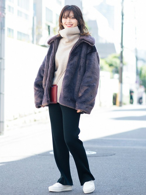 首元のボリューム感が魅力のタートルニットをあわせて、この季節ならではのバランス感を楽しんで。 フェイクファーダウンの華やかさを、リブパンツで程よくカジュアルダウン。

モデル：160～164cm