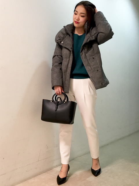 本日は、qualitのロングセラーダウンを使った通勤スタイルコーディネートをご紹介いたします★
トップスには、重た目にならないようカラーニットを合わせアウターを着ていても軽く明るいイメージを演出いたしました