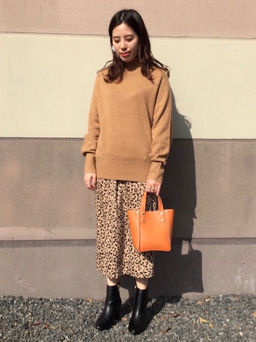 ベージュのワントーンスタイル

全体をベージュのワントーンで合わせて、トレンドのレオパード柄とショートブーツで引き締めました。

model H:155~159
