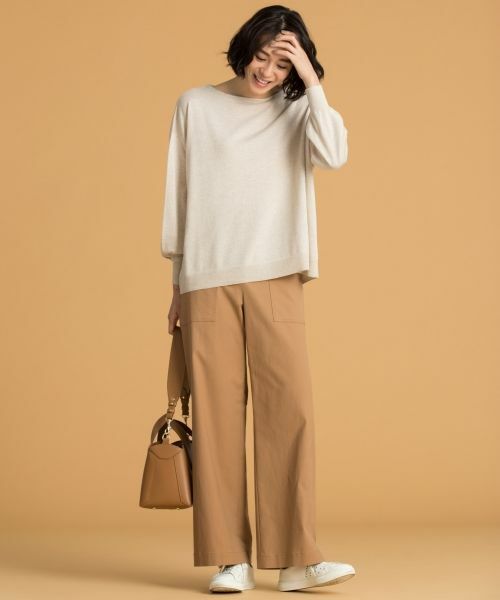 着ることで美しいドレープが生まれる、ビッグシルエットのプルオーバー。
ボートネックや袖コンシャスなデザインが女性らしく、ワイドパンツなどと合わせると大人っぽく洗練された印象に。
