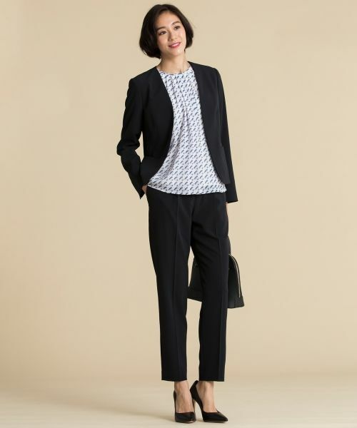 幾何学柄をプリントしたプルオーバーブラウス。
無地のセットアップやボトムスに合わせても、今までとは異なる華やかな印象に。