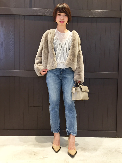 エコファーは滑らかで肌触りも抜群のブルゾン。
デニムやサロペットなどカジュアルなアイテムと合わせてデイリーに取り入れるのがおすすめ。