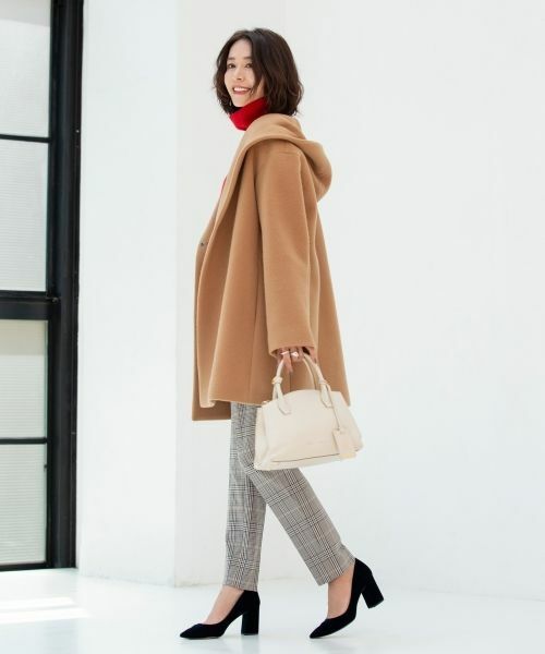 高品質なビクトリアファインラムの二重織りコート。パンツとバランスの取りやすい短め丈で、デイリーから活躍します。ソフトな着心地は、冬の毎日に欠かせない一枚に。