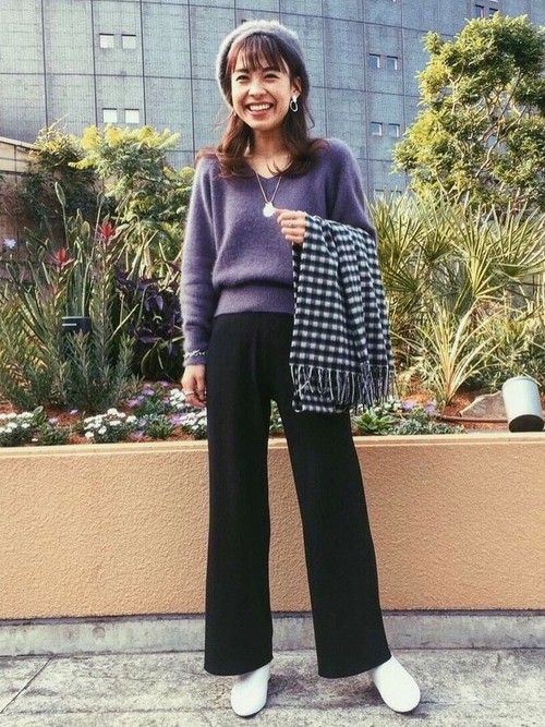 ヘアリーニットは肌触りが良く、今年らしい1枚です。
ダスティトーンのスタイリングには小物もモノトーンで統一感を出しています。

モデル：160～164cm