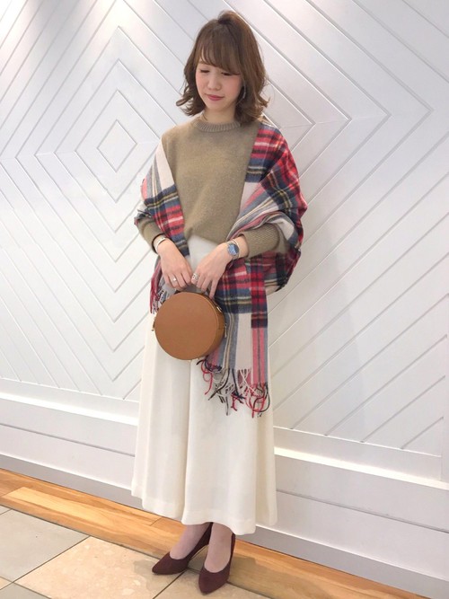 ラメ感のある華やかなニットがコーディネートの主役に。
足首の見えるクロップド丈のワイドパンツ&ワインレッドのパンプスで合わせた、女性らしさが引き立つコーディネートです。
何かとお出かけの多いこれからの季節にぴったりです。

モデル：160～164cm