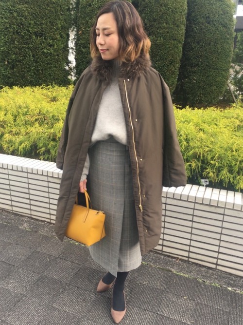 カーキのファー付きダウンをメインとしたシンプルコーディネート。
中のニット×スカートをグレーのワントーンにし、マスタードカラーのバッグをアクセントとしたキレイめファッションです。

モデル：160～164cm
