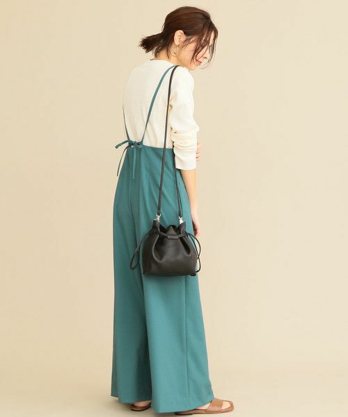 ハイウエストデザインと華奢なストラップが女性らしさ満載の新型サロペット。
ややトロミのある軽やかな風合いは、シーズンを通してご活躍頂けます。