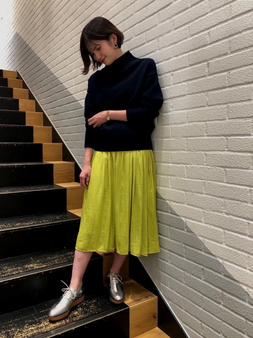 春らしいイエローのスカートにベーシックなネイビーニットを合わせた春のカジュアルスタイル。シルバーのシューズでトレンドも取り入れました！

モデル：165～169cm
