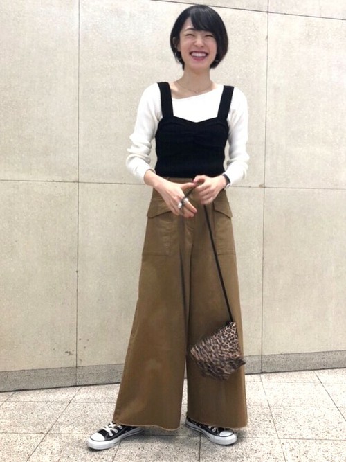 ワンショルダーデザインのニットにビスチェを重ねました。 カーゴパンツはウエストが細めなのでカジュアル過ぎずに着て頂けます。

モデル：160～164cm