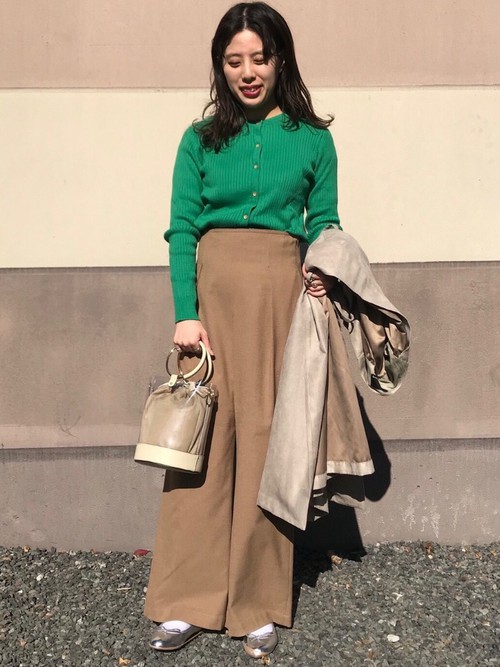 グリーンをアクセントに春らしいスタイリングにしました。ほかをベージュでまとめて落ち着いた雰囲気に。

モデル：155～159cm