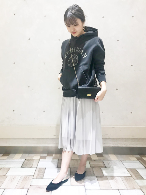 REMI RELIEFとのコラボアイテムのご紹介です！別注です☆
しっかりとしたコットン素材に細かなダメージを加え、こだわりのある1枚となっております！
メンズライクになりがちなアイテムですがサイズ感や形など女性らしい雰囲気で
スカートで合わせるのが素敵です。