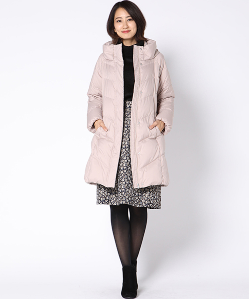 程よい光沢感のある生地のダウンは,ダウン90%なので抜群の温かさです。
お尻が隠れる丈とすっきりとしたシンプルめのデザインで,合わせるインナーを選びません。