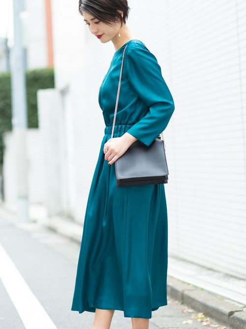 バックカシュクールが女性らしいドレス。 カラーサテンの華やかさを引き立てて、アクセサリーはさりげなくシンプルに。

モデル：160～164cm