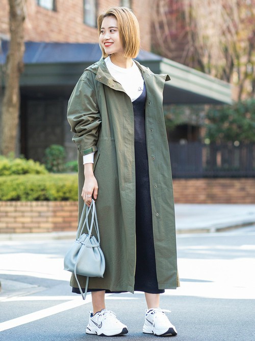 今シーズンは、アウターもロング丈が気分。 足元にボリューム感のあるスニーカーを合わせるなら、足首を見せて女性らしく。

モデル：160～164cm

モデル：175～179cm