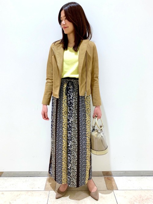 今期トレンドのイエローカラーに アウターや小物をベージュで統一し、 まとまりのあるコーディネートに。 まだ寒い日が続きますが、 インナーなどを変えるだけでグッと春の装いに！

モデル： 160～164cm