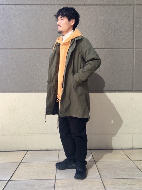 再注目されているモッズコートスタイリングです。コートはライナー付き3way仕様で今から活躍しそうです。イエローのフードパーカーを挿し色に足元はブラックのダッドスニーカーで引き締めました。

モデル： 165～169cm