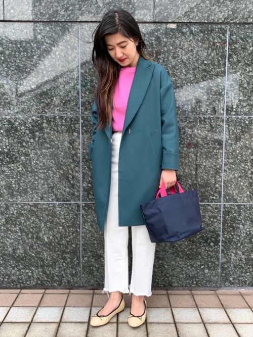 春から秋まで使える深みのあるグリーンのコートに春らしくパープルの明るいニットを挿し色にしたカラーコーディネートにしました。コートは袖もゆとりのあるサイズ感の為、中に着る物を選ばないです！

モデル： 160～164cm
