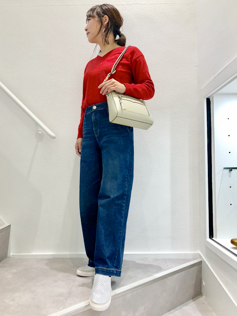  
レザーのスリッポンが入荷してまいりました♪
 
ありそうでなかったレザー素材のスリッポンシューズ。
カジュアルさと上品さが同居した絶妙なバランス感が美しい一足です。
様々なコーデとオールシーズンで履けちゃいます♪