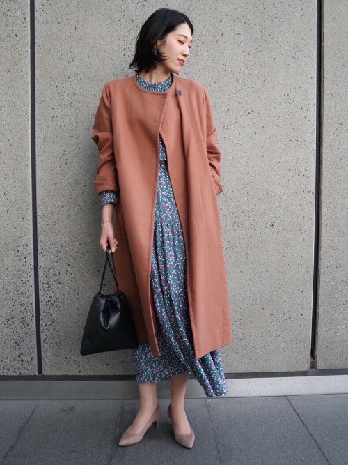 珍しい配色が可愛いワンピースをメインに。ロングコートを合わせることで大人な印象になりました。肌寒い日はワンピースの上にニットを重ねるのも◎。アクティブな日はショート丈のアウターとスニーカーで合わせるのもオススメです！

モデル：170～174cm