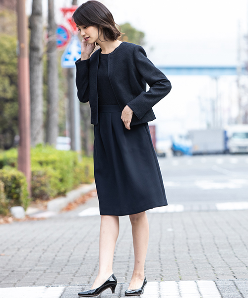 程よいラメ感と美しいシルエットが品のあるワンピース。
甘くなりがちなツイードは,抑えめのラメとこだわりのシルエットで洗練された印象。
王道かつ好印象なワンピーススタイルは,飽きのこないシンプルデザインに仕上げ,ラメが華やかさをプラスしてくれます。