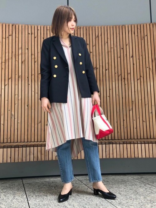 トレンド感のあるブレザー。シャツワンピースはストライプなので、スッキリと綺麗に見えます。 

モデル：165～169cm