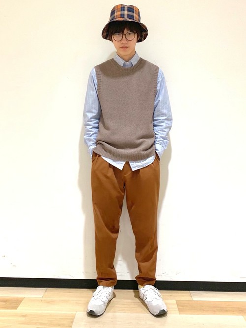 春っぽい爽やかな色味で整えました。 ブルーベースでベージュラインのストライプシャツにベージュのベスト。 ブラウンで落ち着かせたパンツとハット。 若い方でも使いやすいアイテムで、トレンド感を取り入れたちょいゆるコーデに仕上げてみました！

モデル：170～174cm