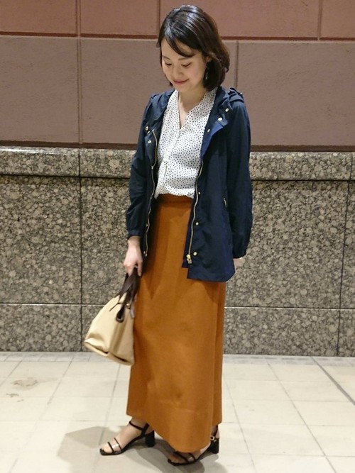 シルエットが上品なドットブラウスでカジュアルなアウターとのバランスを意識しました。足下には透け感を効かせたサンダルをあわせました。

モデル： 155～159cm