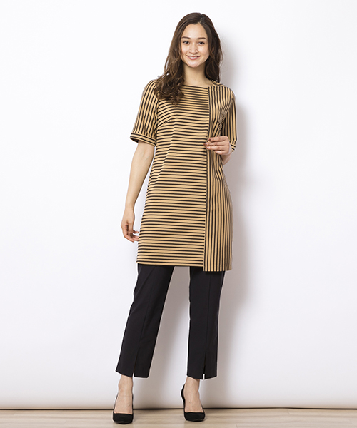 ◆大きいサイズ/Ｌ～3Ｌ/ピサーノ◆
インパクトのある切替デザインで、着慣れたボーダーがグッと新鮮に映ります。
縦横で構成したグラフィカルなデザインに、段差の付いた裾がアクセント。
[モデル身長：173センチ] 