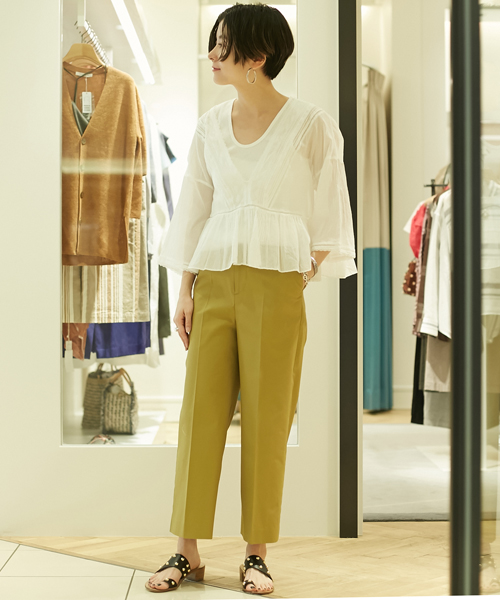 繊細なレース使いが魅力のブラウスは、深めのネックラインで抜け感のあるバランスに。
ハリのあるギャバジン素材のパンツと合わせ、スタッズサンダルでアクセントをプラスした大人のカジュアルコーディネートです！