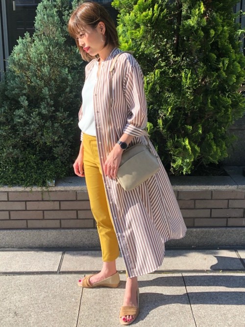 ストライプのシャツワンピースをハオリにしてコーデイネートしました。シンプルなデザインでオンでもオフでも着まわし抜群のアイテムです。イエローのパンツを差し色でポイントにしてみました。

モデル：155～159cm