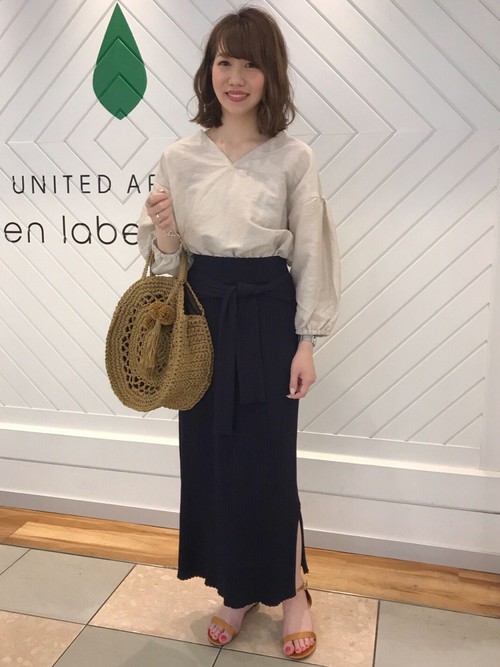 短め丈&ボリュームスリーブの今年らしいデザインブラウスをニットスカートと合わせてリラックス感ある大人なスタイリングに。

モデル： 160～164cm