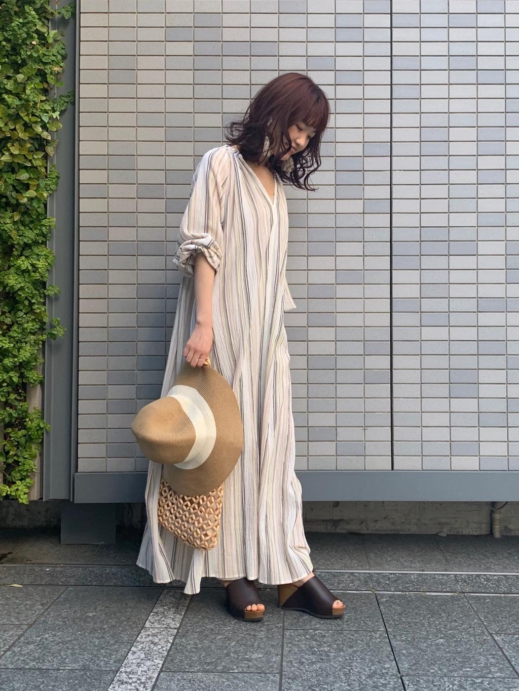 Urban Researchスタッフのタンクトップを使ったレディースファッションコーディネート No