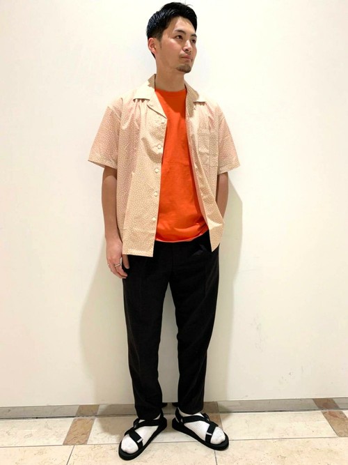 オープンカラーシャツを使用したコーディネートです。インナーにパステルカラーを取り入れ夏気分を取り入れました。

モデル：175～179cm