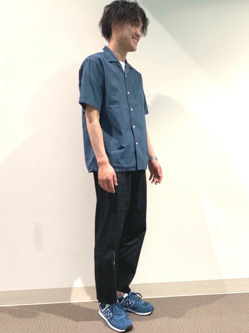 上品な光沢感のあるシルクブレンドのシャツに同じく光沢感のあるパンツのコーデ。開襟シャツと少し緩めシルエットのパンツでキレイめな印象は残しつつ少しリラックス感を演出。初夏から夏場に涼しげなカラーで仕上げました。

モデル： 175～179cm