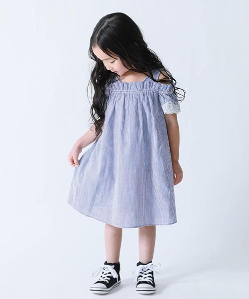 少し大人っぽい肩出しがとってもキュート！スニーカーでカジュアルさをプラス◎